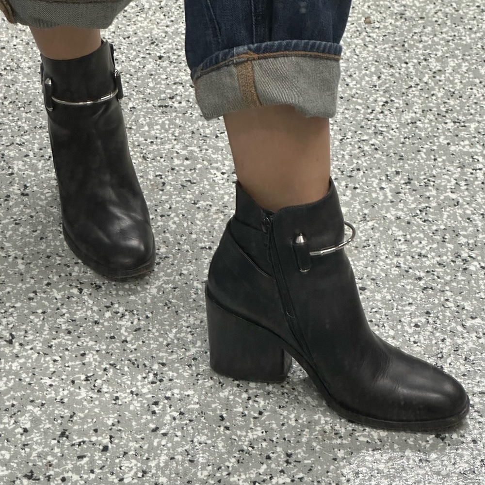 Balenciaga Stylish Black Ankle Boots for Women 38 - Picture 4 of 11